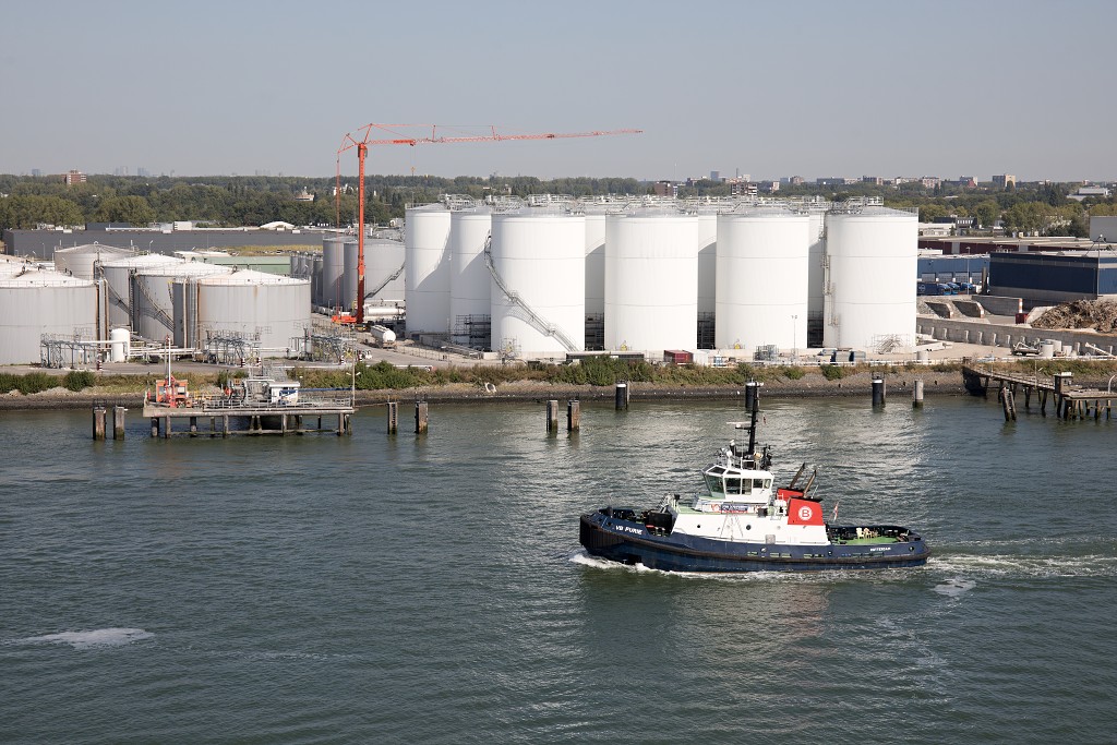 europoort maasvlakte rotterdam botlek haven scheepvaart industrie fabrieken marine transport overslag terminal portlantis ferry centrale